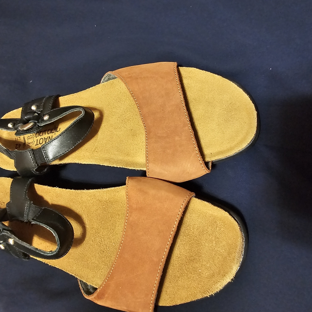 Women's Tan and Black Sandals